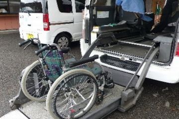 車いす対応車（リフト型）.jpg